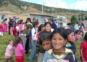 Group of children in the Peruvian Andes | Humanitarian volunteering in the Peruvian Andes