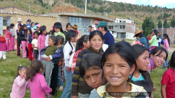 Group of children in the Peruvian Andes | Humanitarian volunteering in the Peruvian Andes