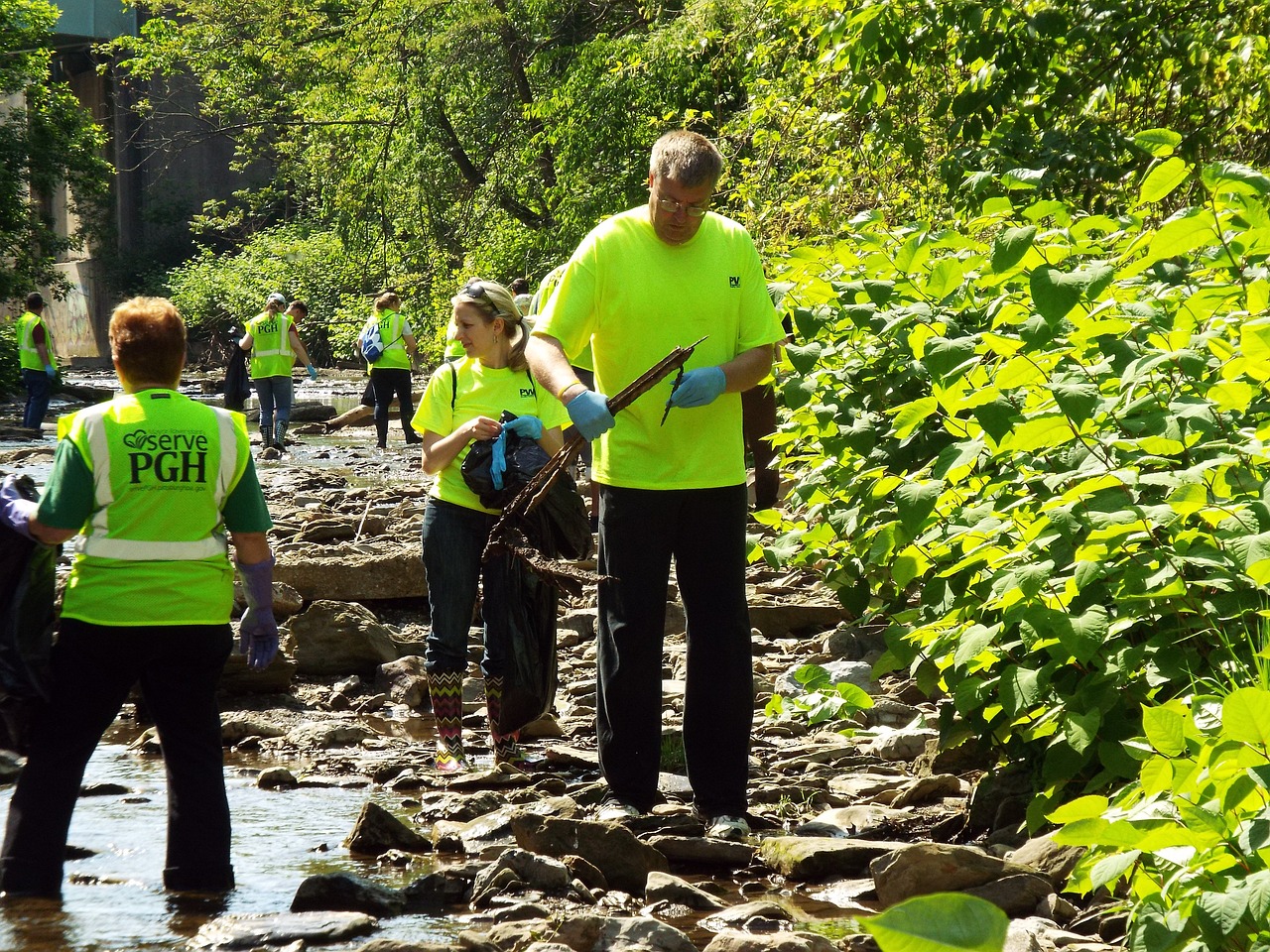 River cleanup | volunteer vacations